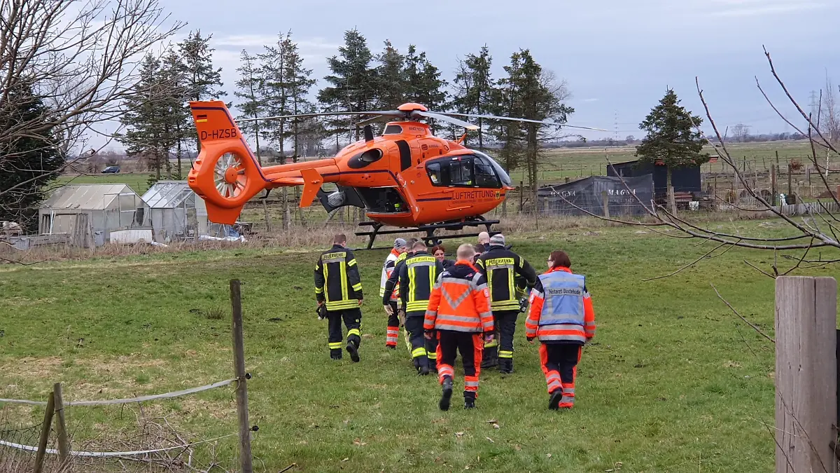 Patientin auf dem Weg zum Rettungshubschrauber