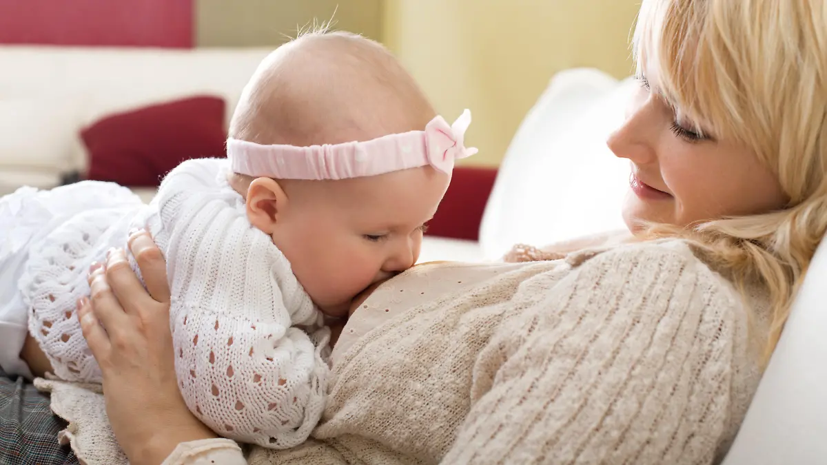 Mutter fördert den Augenkontakt mit dem Baby