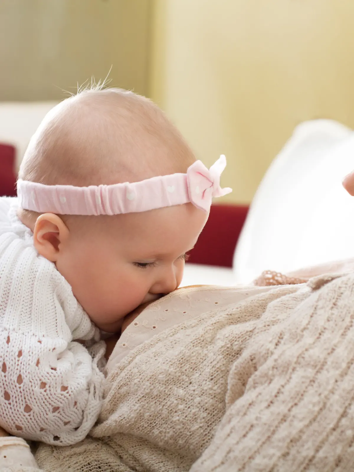 Mutter fördert den Augenkontakt mit dem Baby