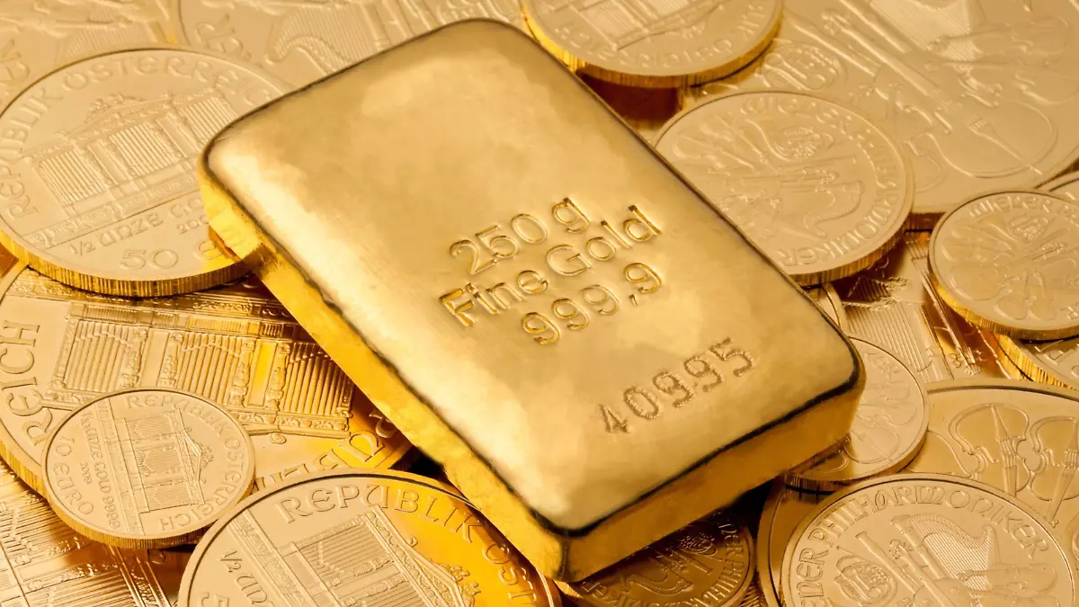 Goldpreis steigt auf Fünfjahreshoch - Fotomontagen Geldanlage in echtem Gold als Goldbarren und Goldm BLWX018124 Copyright: xblickwinkel/McPhotox/ErwinxWodickax  