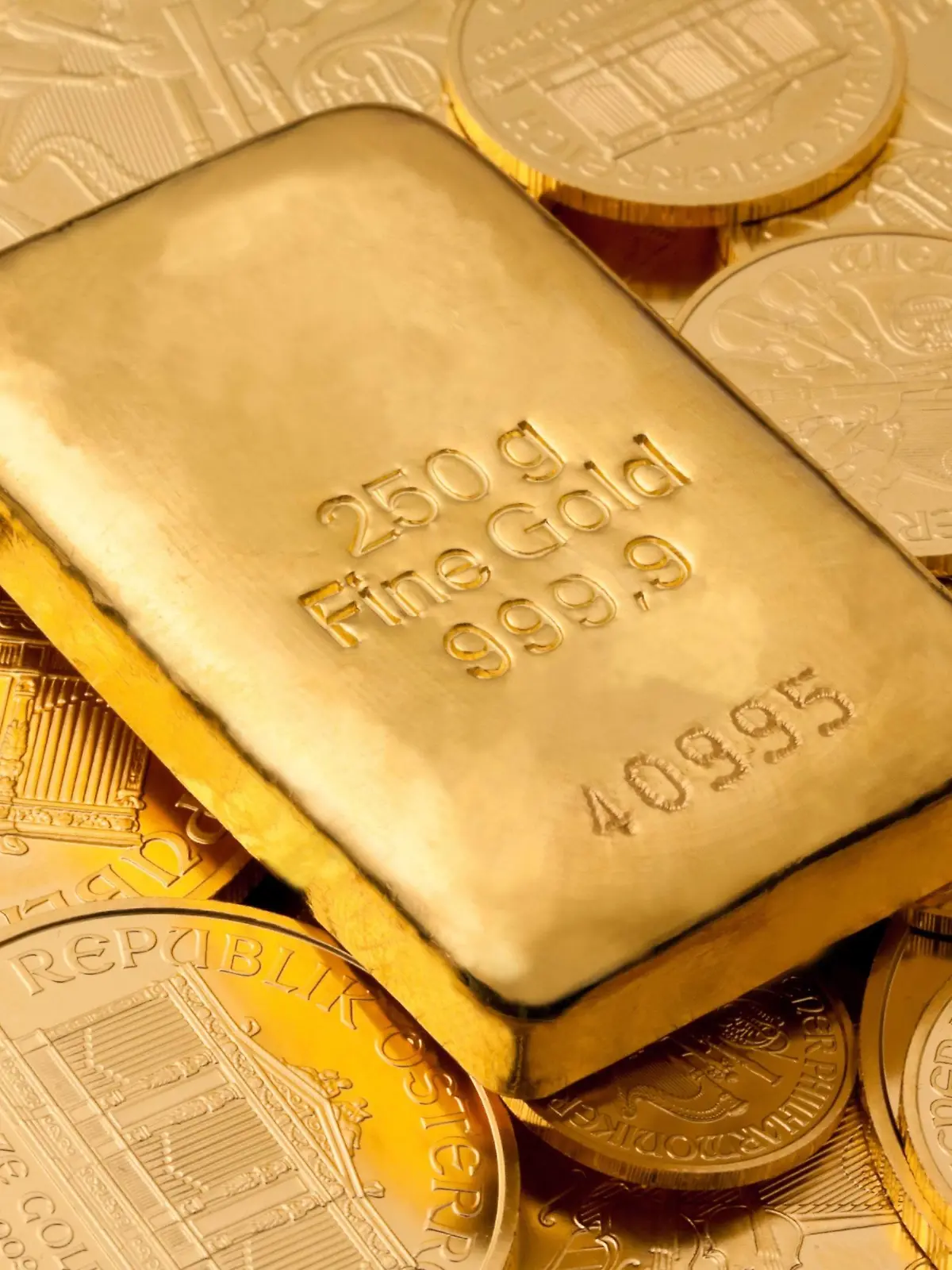 Goldpreis steigt auf Fünfjahreshoch - Fotomontagen Geldanlage in echtem Gold als Goldbarren und Goldm BLWX018124 Copyright: xblickwinkel/McPhotox/ErwinxWodickax  