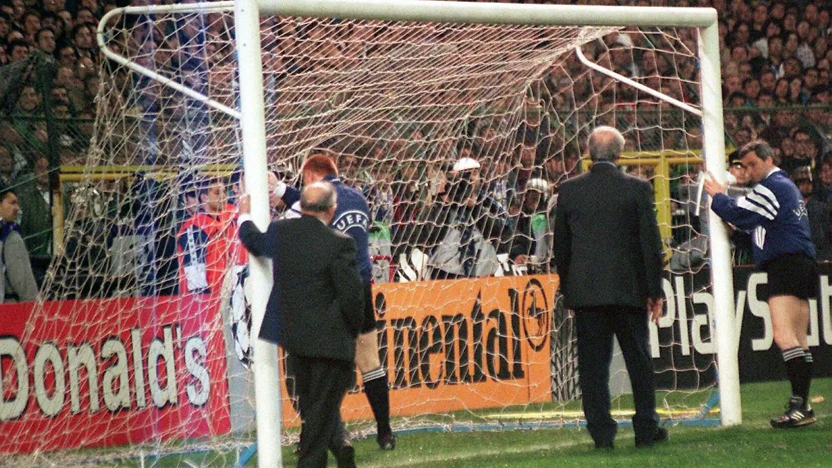 Der niederländische Schiedsrichter Mario van der Ende und UEFA-Offizielle inspizieren am 1.4.1998 im Santiago-Bernabeu-Stadion von Madrid das gerade aufgestellte neue Fußballtor, und 90.000 schauen zu. Es muß das von gewalttätigen Hooligans zerstörte Gehäuse vor der Südtribüne ersetzt werden. Es dauert 75 Minuten, ehe das Tor herangeschafft und aufgerichtet ist und das Halbfinal-Hinspiel zwischen dem spanischen Meister Real Madrid und Cupverteidiger Borussia Dortmund (2:0) beginnen kann. Für den Tor-Schaden wird die berüchtigte Madrilener Fan-Gruppe "Ultrasur" verantwortlich gemacht. Mitglieder dieser Gruppe hängten sich an einen Sicherheitszaun und brachten damit das mit dem Zaun verbundene Tor zum Einsturz.