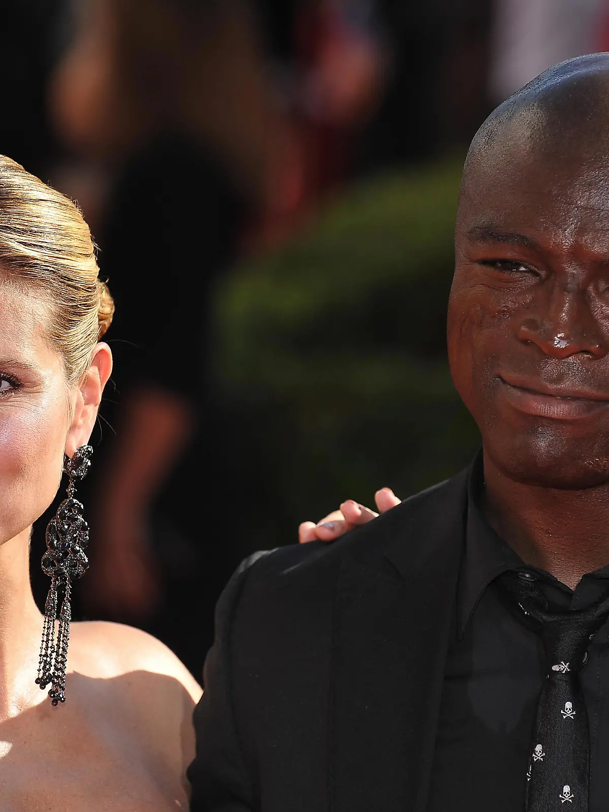 Model Heidi Klum and singer Seal arrive for the 61th Primetime Emmy Awards, at the Noika Theatre in Los Angeles, California on September 20, 2009.    AFP PHOTO / ROBYN BECK (Photo credit should read ROBYN BECK/AFP/Getty Images)