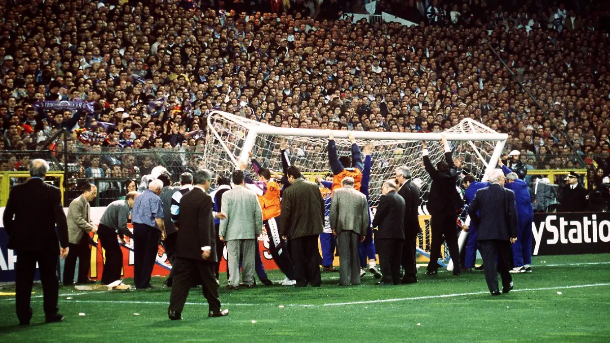 Ein Ersatztor muß aufgestellt werden, nachdem Fans von Real Madrid das erste Tor umgerissen haben  