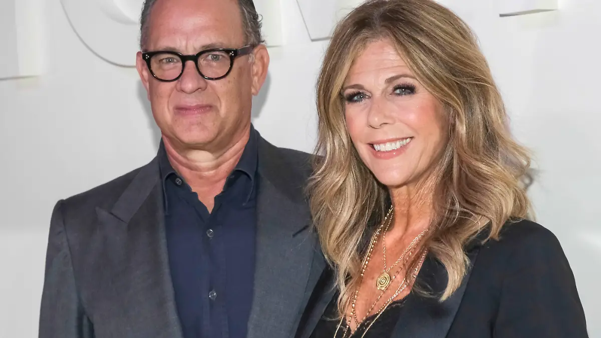 ARCHIV - 05.09.2018, USA, New York: Tom Hanks, US-Schauspieler und Rita Wilson auf der New York Fashion Week. (zu dpa-Hintergrund "Vom Adligen bis zum Komiker: Promis mit dem neuartigen Coronavirus") Foto: Brent N. Clarke/Invision/dpa +++ dpa-Bildfunk +++