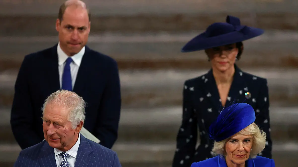 13.03.2023, Großbritannien, London: König Charles III. (vorne l), Camilla (vorne r), Königsgemahlin, Prinz William (hinten l) und Kate (hinten r), Prinzessin von Wales, nehmen am Gottesdienst zum Commonwealth Day in der Westminster Abbey teil. Vertreter von Regierungen und Einrichtungen aus dem gesamten Commonwealth nehmen an der Gedenkfeier teil und legen Kränze an den Commonwealth Memorial Gates nieder. Mit dieser jährlichen Zeremonie werden die fünf Millionen Männer und Frauen aus Afrika, der Karibik und dem indischen Subkontinent geehrt, die sich während des Ersten und Zweiten Weltkriegs freiwillig zum Dienst bei den Streitkräften gemeldet haben. Foto: Hannah McKay/Reuters Pool via AP/dpa +++ dpa-Bildfunk +++