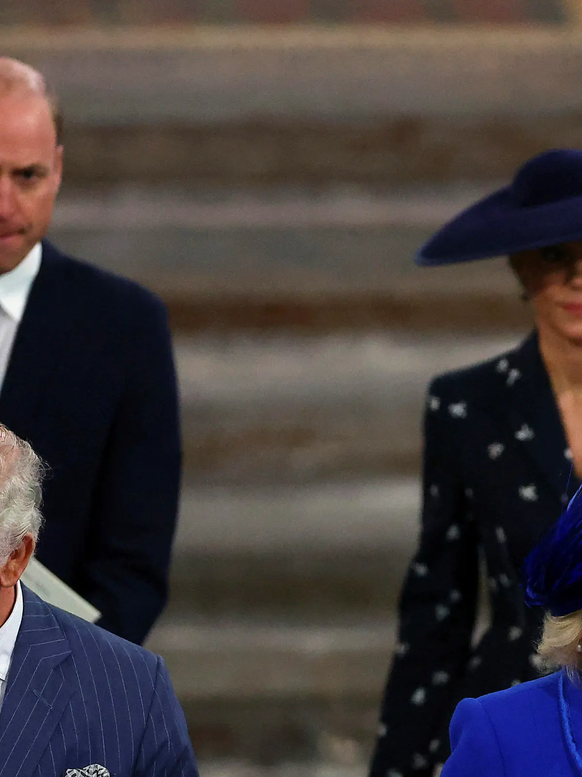 13.03.2023, Großbritannien, London: König Charles III. (vorne l), Camilla (vorne r), Königsgemahlin, Prinz William (hinten l) und Kate (hinten r), Prinzessin von Wales, nehmen am Gottesdienst zum Commonwealth Day in der Westminster Abbey teil. Vertreter von Regierungen und Einrichtungen aus dem gesamten Commonwealth nehmen an der Gedenkfeier teil und legen Kränze an den Commonwealth Memorial Gates nieder. Mit dieser jährlichen Zeremonie werden die fünf Millionen Männer und Frauen aus Afrika, der Karibik und dem indischen Subkontinent geehrt, die sich während des Ersten und Zweiten Weltkriegs freiwillig zum Dienst bei den Streitkräften gemeldet haben. Foto: Hannah McKay/Reuters Pool via AP/dpa +++ dpa-Bildfunk +++