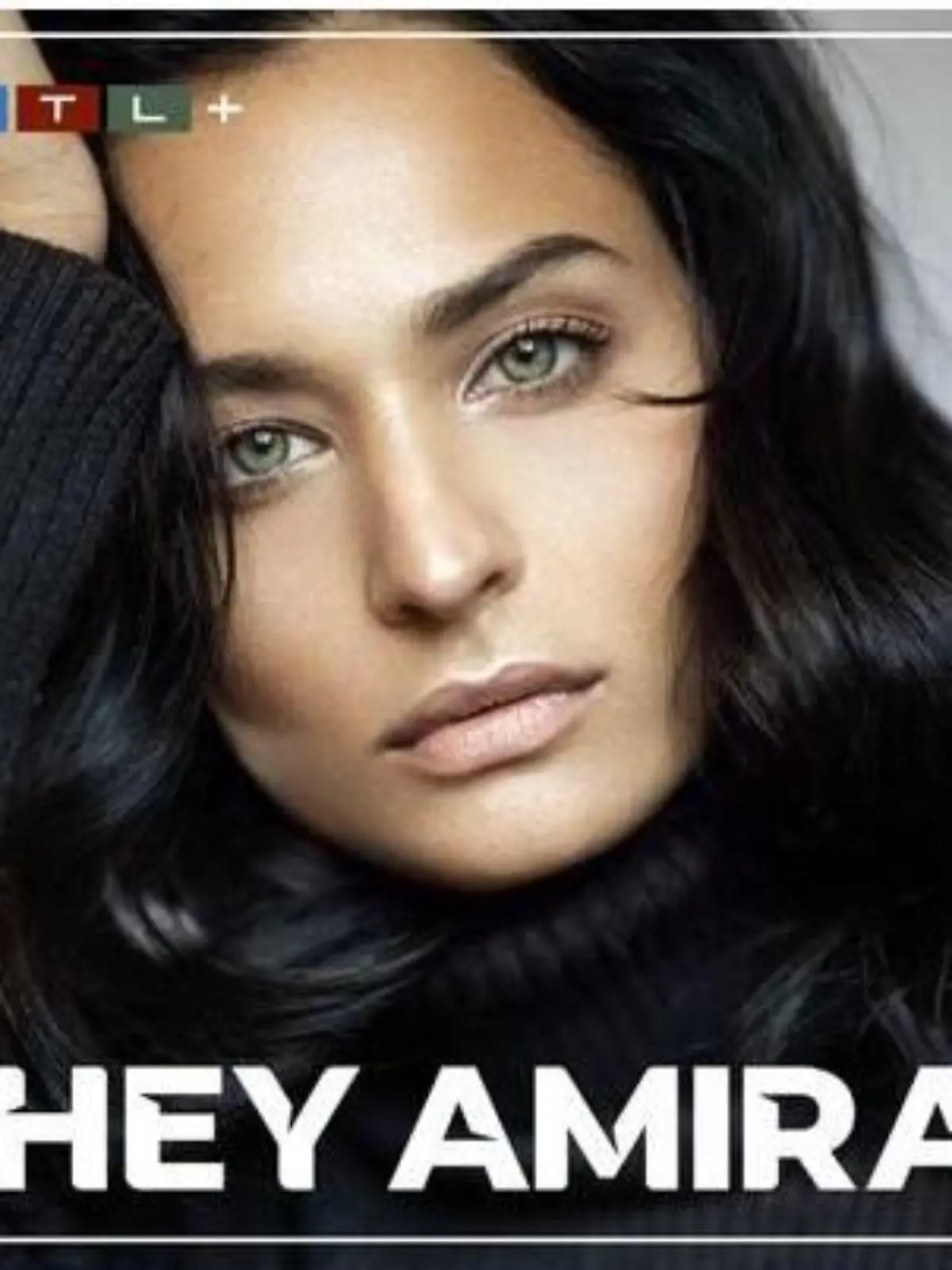 Hey Amira - Das Cover zum Podcast von und mit Amira Pocher.
