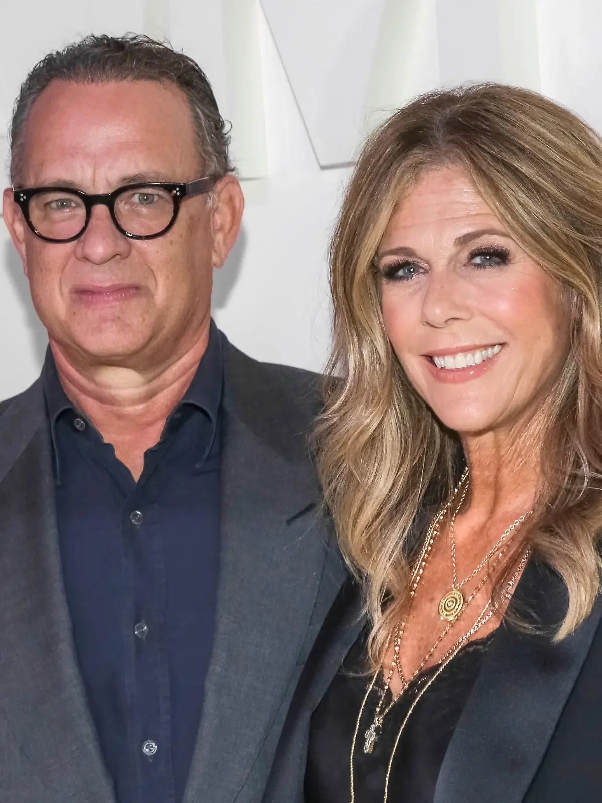 ARCHIV - 05.09.2018, USA, New York: Tom Hanks, US-Schauspieler und Rita Wilson auf der New York Fashion Week. Hanks und seine Ehefrau Wilson befinden sich nach einer Behandlung wegen Covid-19 nun zu Hause in Selbstisolierung. Foto: Brent N. Clarke/Invision/dpa +++ dpa-Bildfunk +++