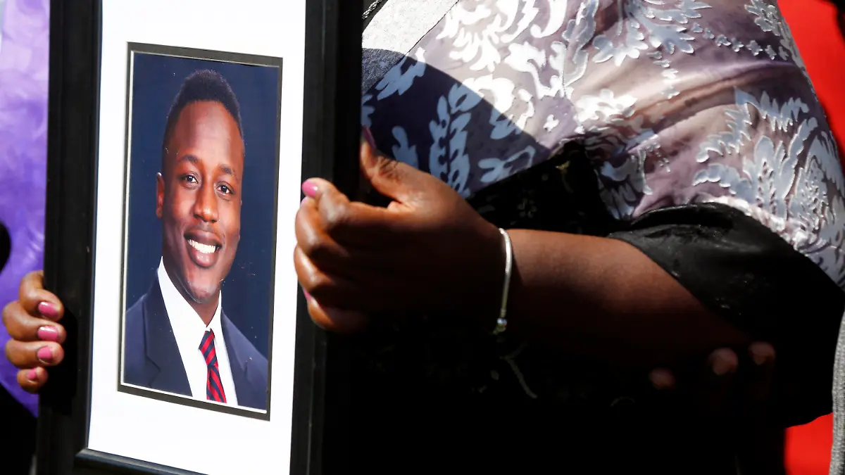16.03.2023, USA, Dinwiddie: Caroline Ouko, Mutter von Irvo Otieno, hält ein Porträt ihres Sohnes am Dinwiddie Courthouse. Anderthalb Wochen nach dem brutalen Tod eines 28-jährigen Schwarzen in einer psychiatrischen Klinik im US-Bundesstaat Virginia haben seine Angehörigen schwere Vorwürfe gegen die Polizei erhoben. Foto: Daniel Sangjib Min/Richmond Times-Dispatch/AP/dpa - ACHTUNG: Nur zur redaktionellen Verwendung und nur mit vollständiger Nennung des vorstehenden Credits +++ dpa-Bildfunk +++