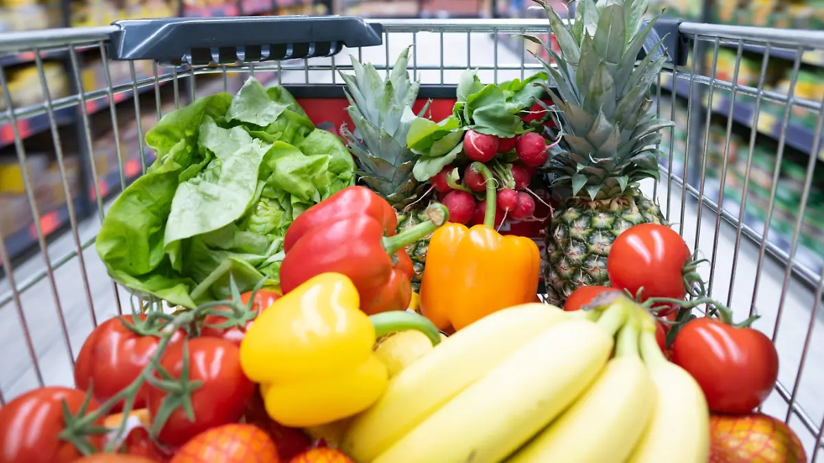 ARCHIV - 17.01.2023, Sachsen, Dresden: Ein Einkaufskorb mit Obst und Gemüse steht in einem Supermarkt. Auch im Supermarkt wurde in den vergangenen Monaten vieles teurer. Immerhin: Bei Obst und Gemüse fiel der Preisanstieg deutlich moderater aus als bei anderen Produkten. Gleichwohl kämpft auch der Fruchthandel mit den Auswirkungen der Krise. (zu dpa «Großes Angebot an Obst und Gemüse sorgt für moderate Preise») Foto: Sebastian Kahnert/dpa +++ dpa-Bildfunk +++