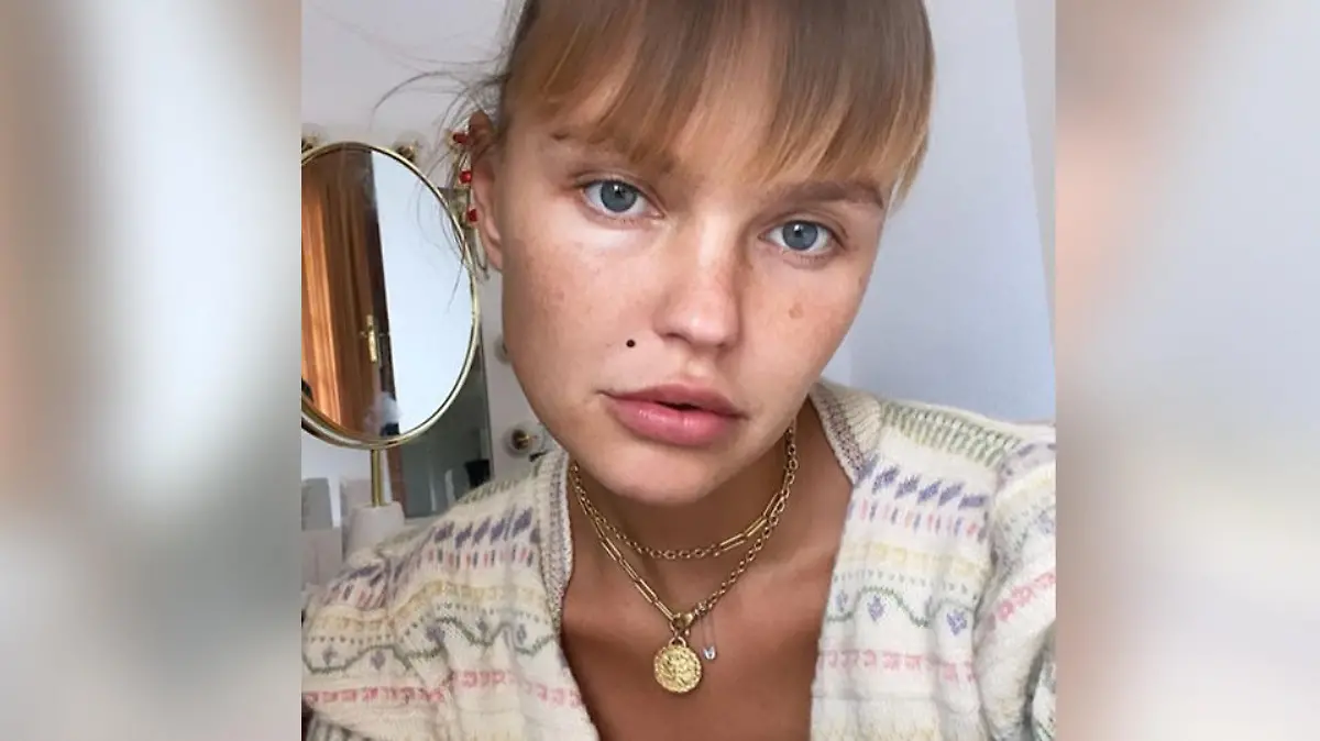 „Das erste Mal seit vier Jahren, dass ich keine Wimpernverlängerung trage. Fühle mich wie ein anderer Mensch“, schreibt Bonnie Strange zu diesem Instagram-Bild.