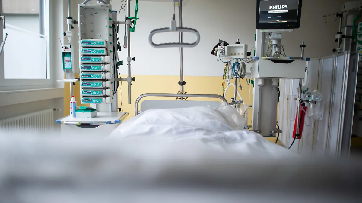 20.03.2020, Nordrhein-Westfalen, Recklinghausen: Ein leeres Bett steht in der Intensivstation des Prosper Hospitals. Durch die Ausbreitung des Coronavirus und die Zunahme der Fallzahlen werden derzeit bundesweit elektive Eingriffe verschoben und die Intensivbettenkapazität aufgestockt. Foto: Jonas Güttler/dpa +++ dpa-Bildfunk +++