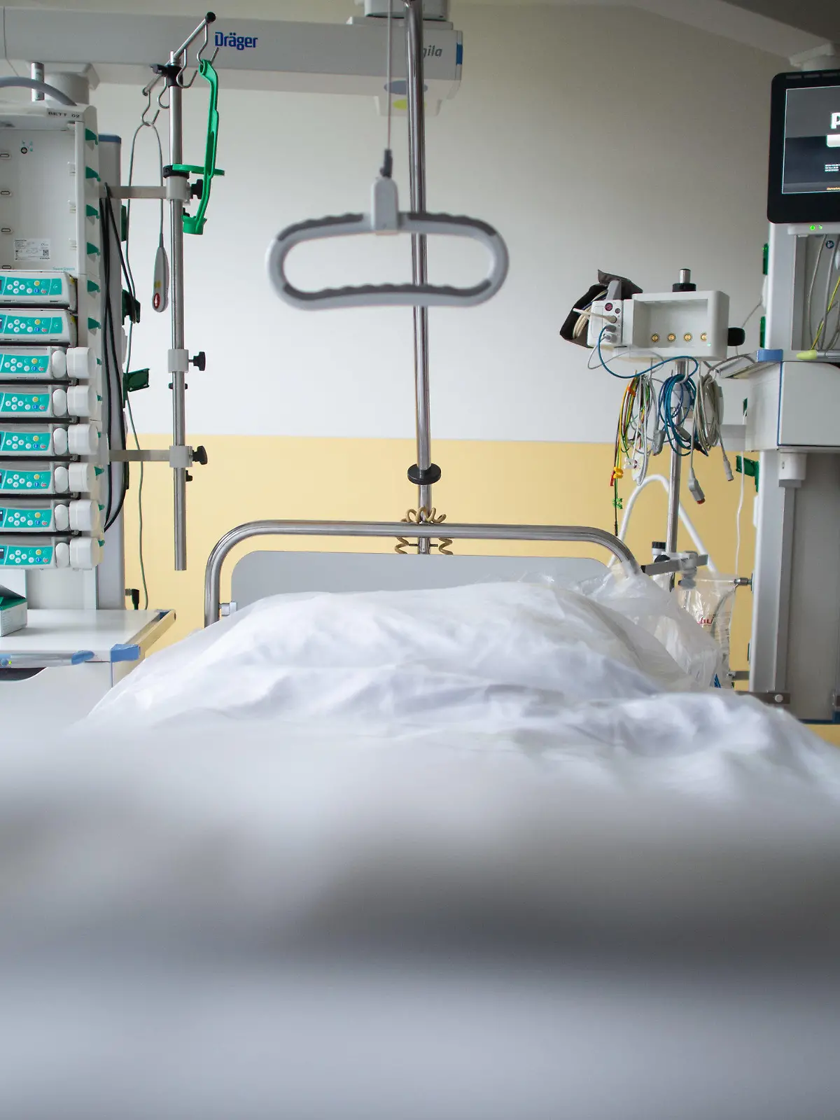 20.03.2020, Nordrhein-Westfalen, Recklinghausen: Ein leeres Bett steht in der Intensivstation des Prosper Hospitals. Durch die Ausbreitung des Coronavirus und die Zunahme der Fallzahlen werden derzeit bundesweit elektive Eingriffe verschoben und die Intensivbettenkapazität aufgestockt. Foto: Jonas Güttler/dpa +++ dpa-Bildfunk +++