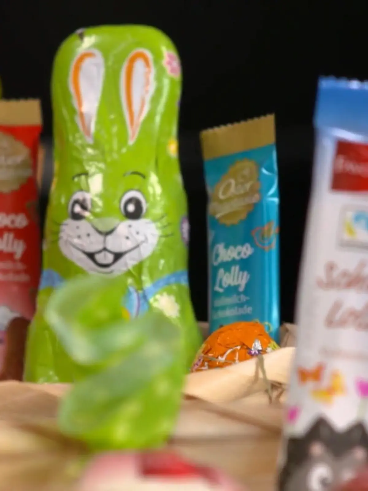 Ostern ist nicht mehr weit – und damit steht auch die Osterei-Suche bald wieder vor der Tür! Bevor aber die Kinder auf die Suche nach den bunt verpackten Naschereien gehen, suchen die Erwachsenen – und zwar nach dem besten Angebot! Schon jetzt hoppeln einem beim Einkaufen überall Schoko-Osterhasen über die Füße. Dabei sind gerade die beliebten Markenprodukte gar nicht mal so günstig und unterscheiden sich preislich erheblich von den Discounter-Alternativen. Aber können die geschmacklich mithalten? Wir haben eine knallharte Kinderjury probieren lassen. Welche Oster-Schokofiguren das Rennen machen, sehen Sie hier.