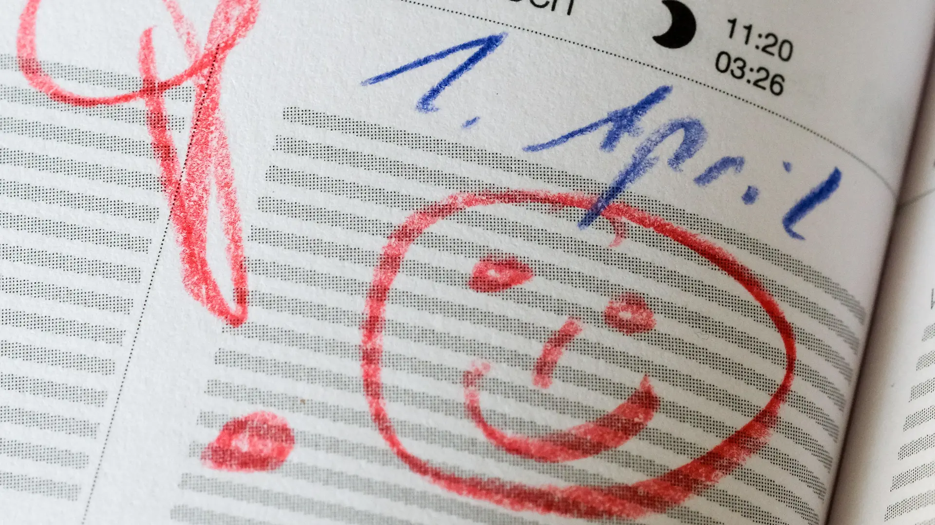 24.03.2020, Berlin: In einem Kalender sind am 1. April ein warnendes Ausrufezeichen und ein Smiley eingetragen. (zu dpa-Korr "April, April! - Von Spaghetti-Bäumen und fliegenden Pinguinen") Foto: Jens Kalaene/dpa-Zentralbild/dpa +++ dpa-Bildfunk +++