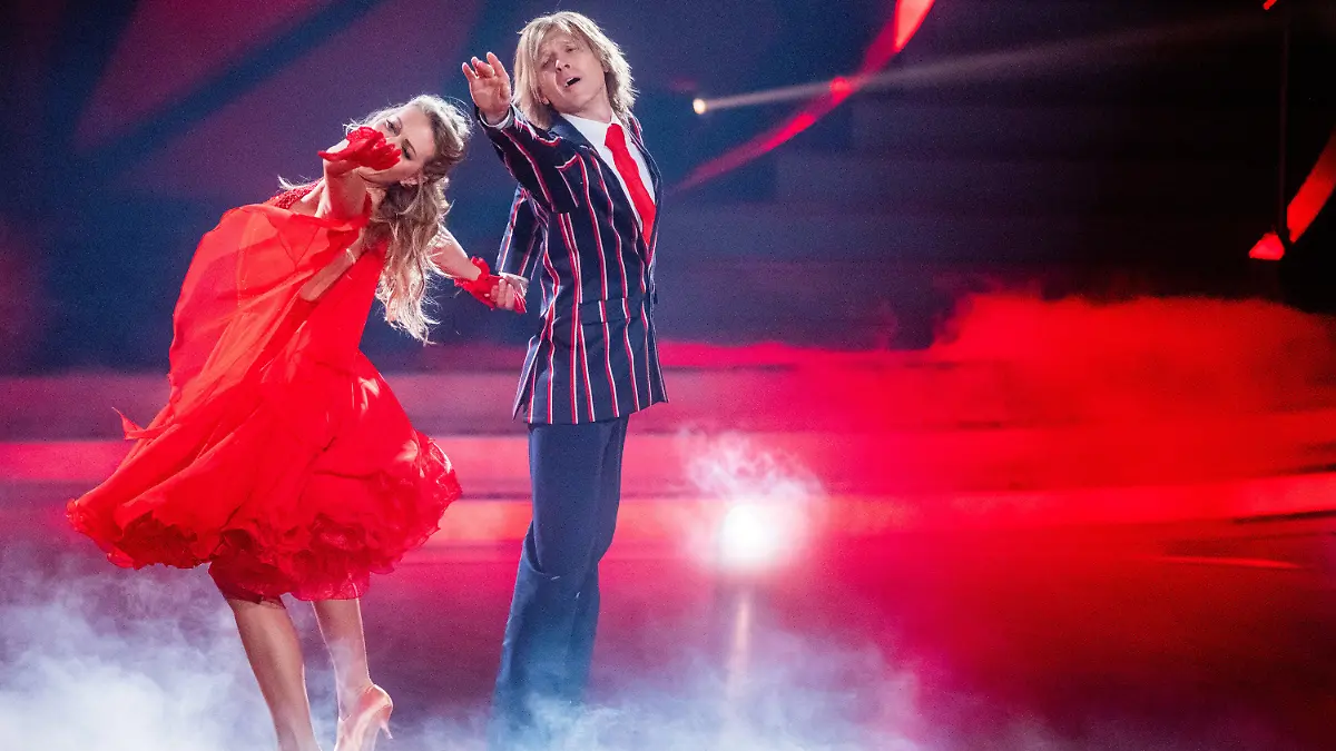 ARCHIV - 28.02.2020, Nordrhein-Westfalen, Köln: John Kelly, Kelly-Family-Sänger, und Regina Luca, Profitänzerin tanzen in der RTL-Tanzshow "Let's Dance" im Coloneum. (zu dpa "John Kelly steigt freiwillig bei «Let's Dance» aus") Foto: Rolf Vennenbernd/dpa +++ dpa-Bildfunk +++