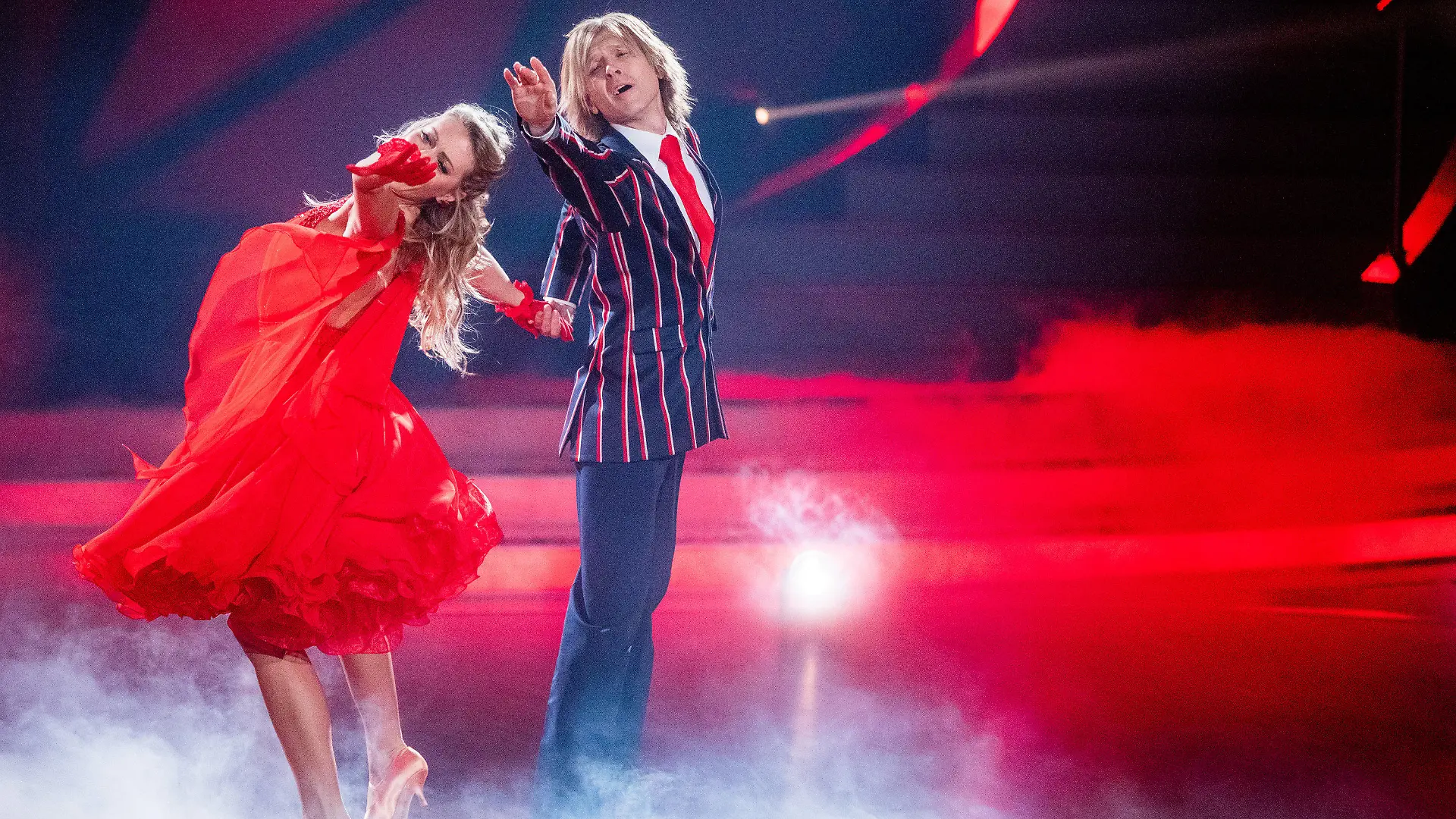 ARCHIV - 28.02.2020, Nordrhein-Westfalen, Köln: John Kelly, Kelly-Family-Sänger, und Regina Luca, Profitänzerin tanzen in der RTL-Tanzshow "Let's Dance" im Coloneum. (zu dpa "John Kelly steigt freiwillig bei «Let's Dance» aus") Foto: Rolf Vennenbernd/dpa +++ dpa-Bildfunk +++