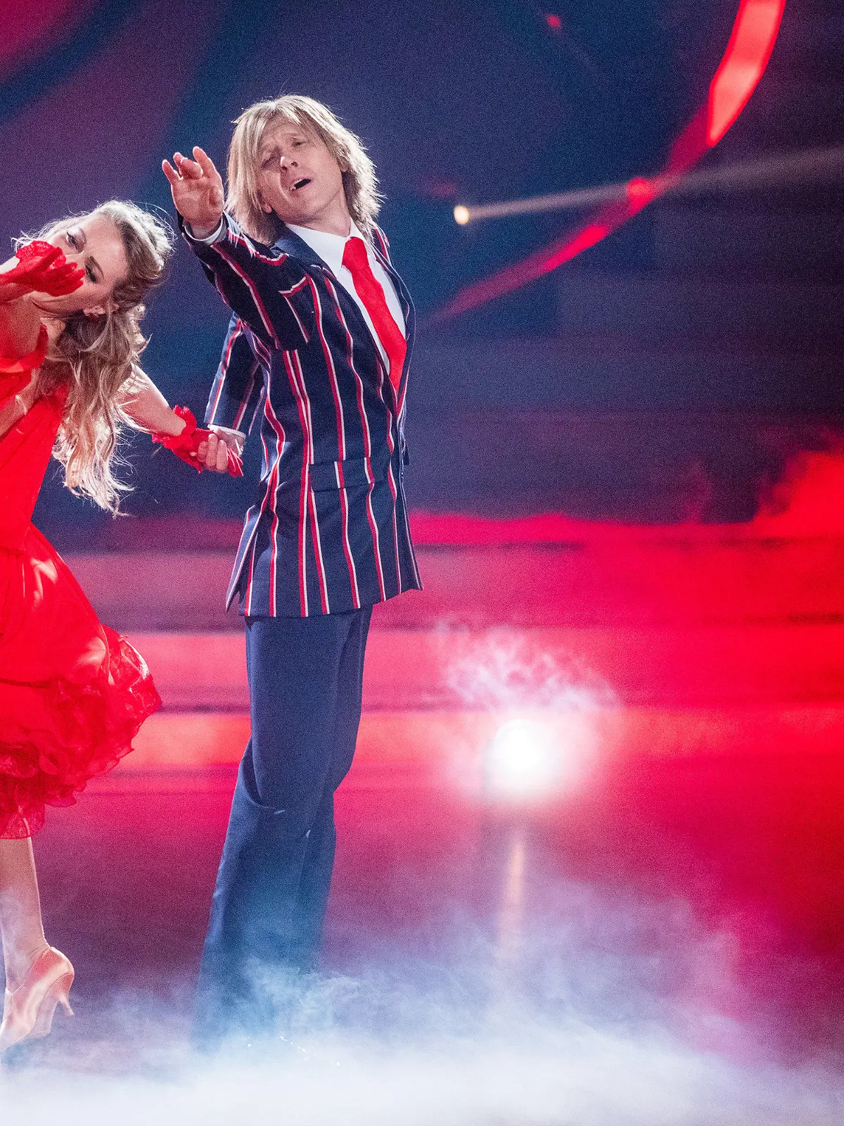 ARCHIV - 28.02.2020, Nordrhein-Westfalen, Köln: John Kelly, Kelly-Family-Sänger, und Regina Luca, Profitänzerin tanzen in der RTL-Tanzshow "Let's Dance" im Coloneum. (zu dpa "John Kelly steigt freiwillig bei «Let's Dance» aus") Foto: Rolf Vennenbernd/dpa +++ dpa-Bildfunk +++