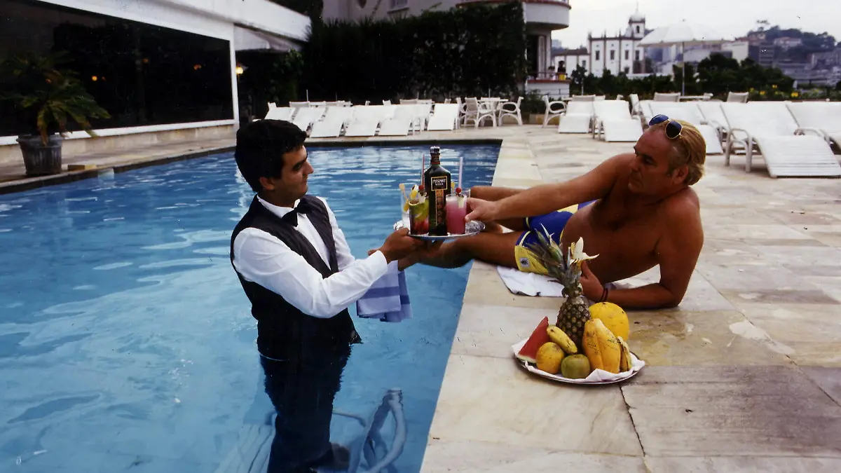 Hans Hermann Weyer / der schöne Konsul /
liegend am Pool / in Badehose / Kellner /
Früchte / Ganzfigur