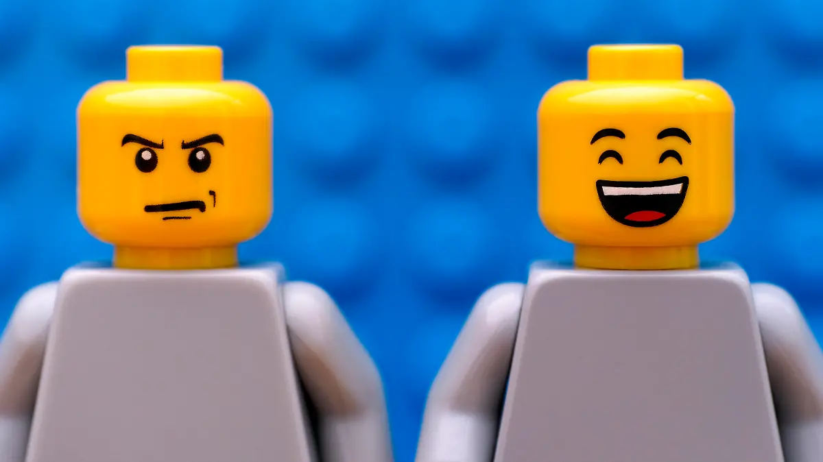 Lego-Figuren lachen und sind wütend
