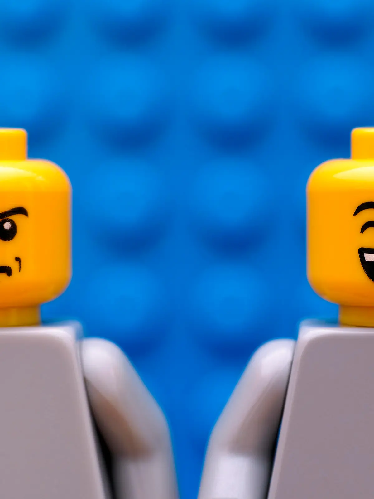 Lego-Figuren lachen und sind wütend