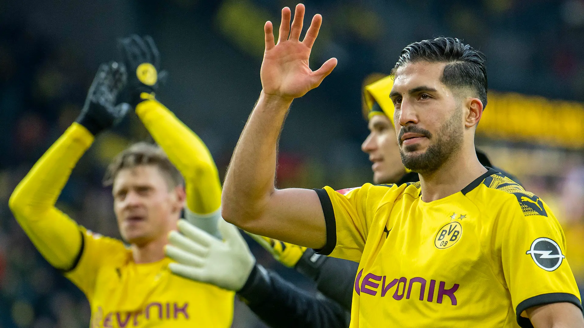 ARCHIV - 29.02.2020, Nordrhein-Westfalen, Dortmund: Fußball: Bundesliga, Borussia Dortmund - SC Freiburg, 24. Spieltag, im Signal-Iduna-Park. Nach dem Schlusspfiff jubelt Dortmunds Emre Can (r) vor der Südtribüne. (zu dpa «BVB trainiert ab Montag in Zweier-Gruppen - Can: «Fit bleiben»») Foto: David Inderlied/dpa +++ dpa-Bildfunk +++