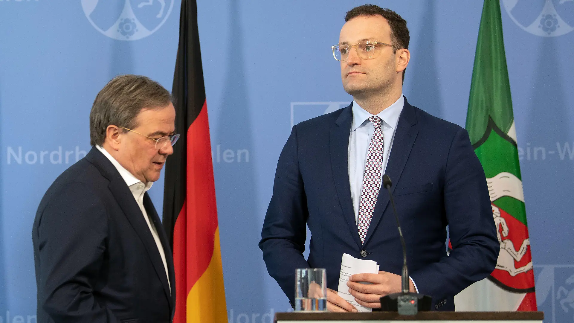 31.03.2020, Nordrhein-Westfalen, Düsseldorf: Armin Laschet (CDU, l), Ministerpräsident von Nordrhein-Westfalen, und Jens Spahn (CDU), Bundesgesundheitsminister, geben eine Pressekonferenz. Zuvor hatten sie sich gemeinsam in der Universitätsklinik Düsseldorf über die aktuelle Situation und die besonderen Herausforderungen in der Corona-Krise informiert. Foto: Federico Gambarini/dpa-POOL/dpa +++ dpa-Bildfunk +++