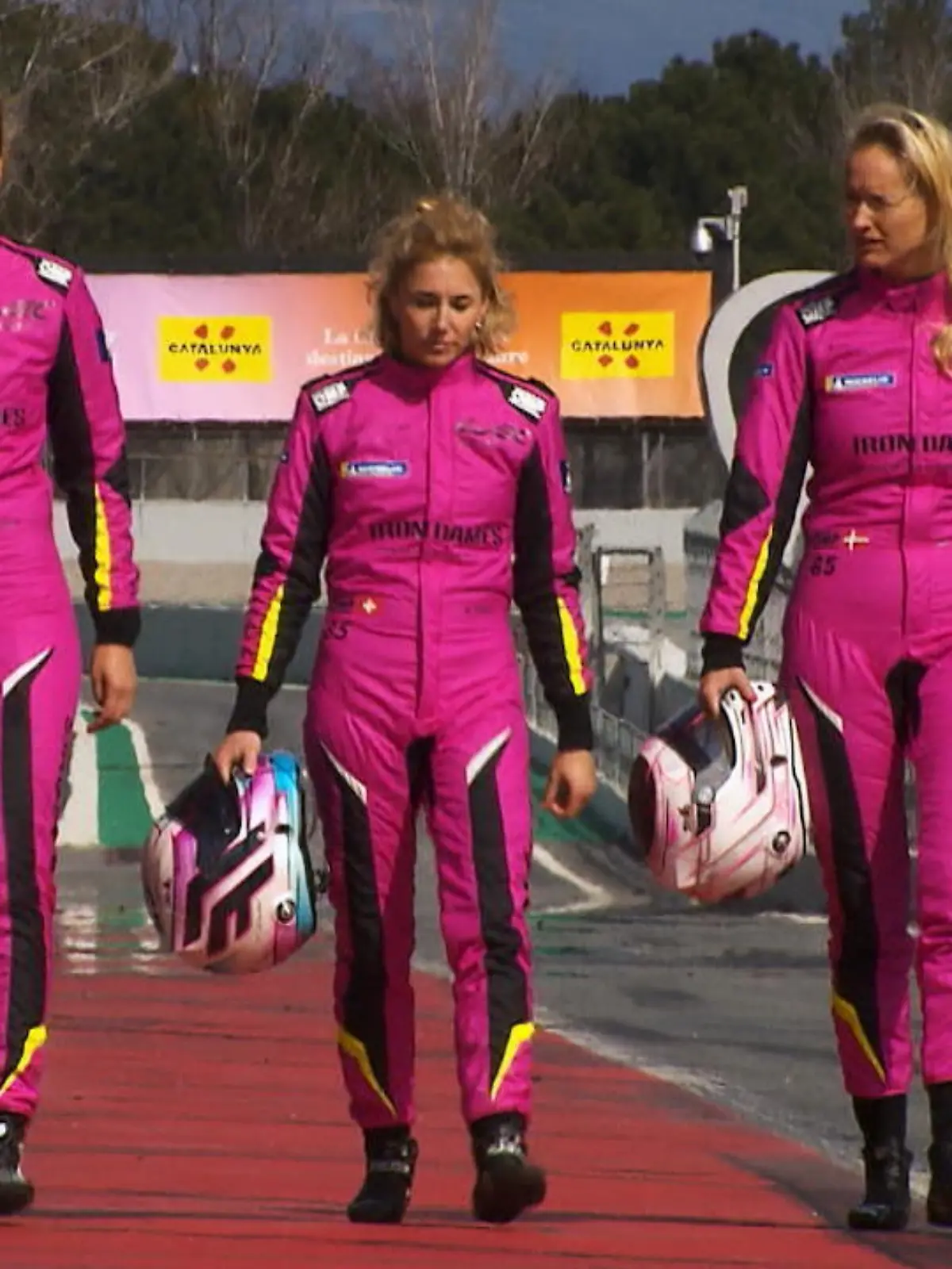 Sarah Bovy, Rahel Frey, Michelle Gatting: Zusammen wollen sie den Männern Kreise um die Ohren fahren. Die "Iron Dames", zu deutsch eiserne Damen, sorgen schon seit Jahren in der Langstrecken-Meisterschaft WEC für Furore. Als erstes reines Frauenteam haben sie eine klare Botschaft.  "Wir sagen, dass alle Mädels Iron Dames sein können. Habt große Träume und arbeitet hart dafür." Vor dem Saisonauftakt - LIVE bei Sport.de, RTL+ und NITRO -  an diesem Wochenende im amerikanischen Sebring zählen die Irona Dames zum Favoritenkreis.