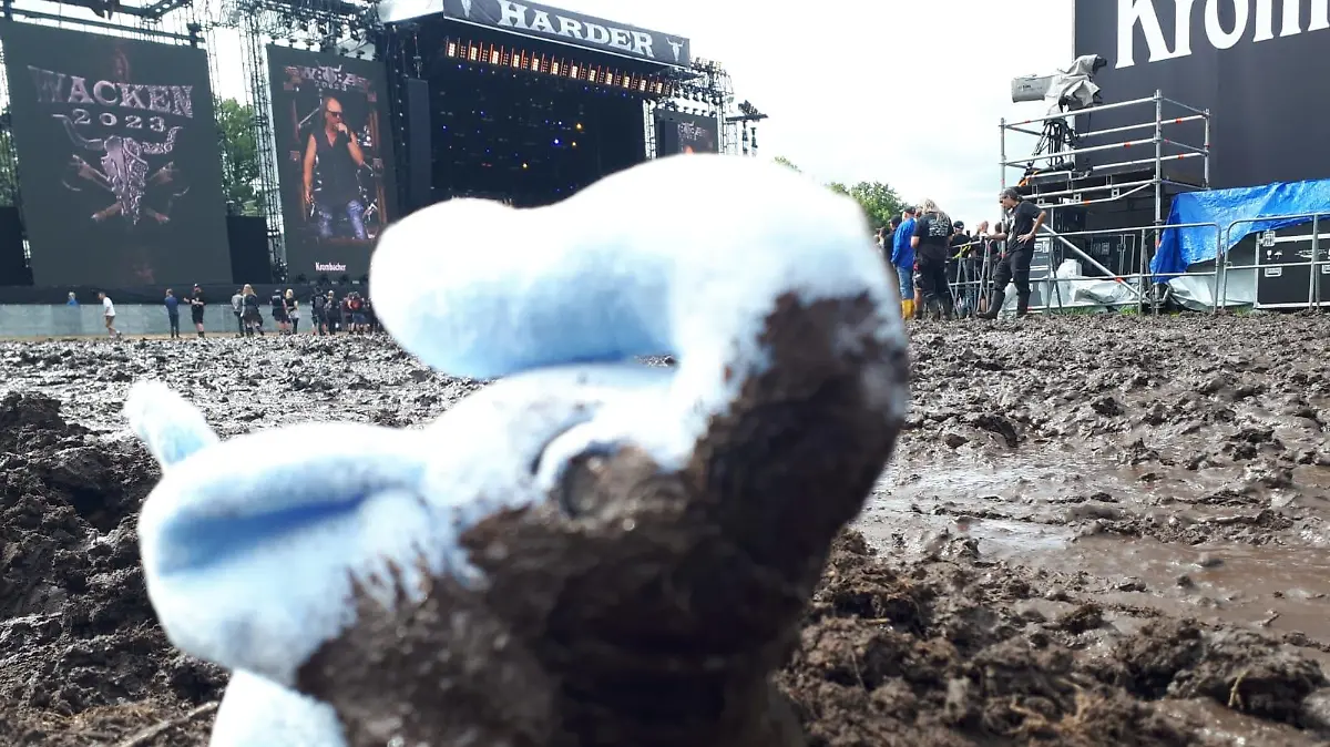 Rein in den Matsch! Der Plüsch-Elefant fühlt sich auf dem Festivalgelände vom Wacken Open Air sauwohl.
