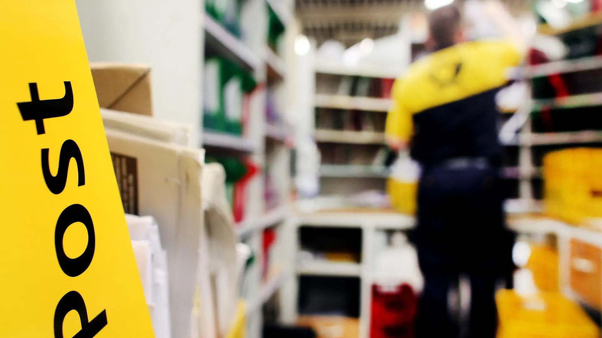 ARCHIV - 17.02.2011, Nordrhein-Westfalen, Köln: Ein Mitarbeiter der Post sortiert am in Köln im Briefverteilzentrum die Post. (zu dpa: «FDP-Politiker: Post muss Teil der kritischen Infrastruktur bleiben») Foto: picture alliance / Oliver Berg/dpa +++ dpa-Bildfunk +++