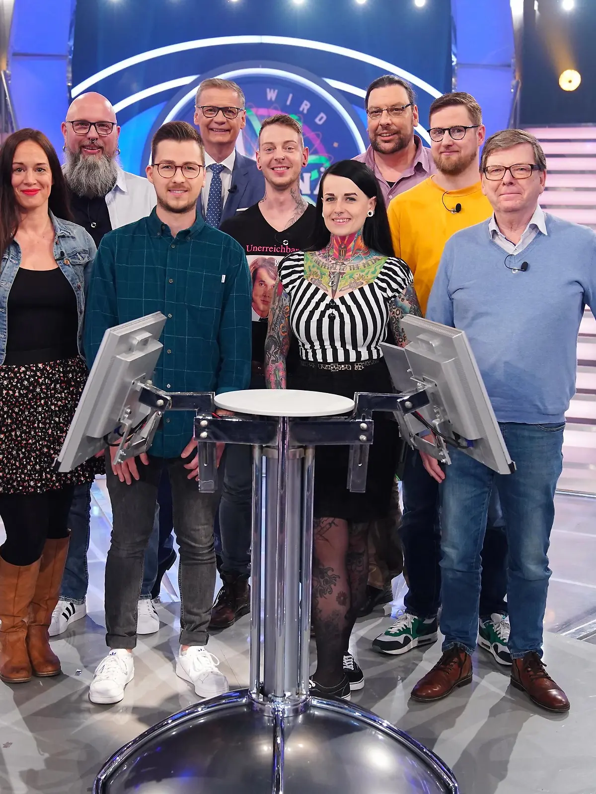 Achtung! Sperrfrist für alle Medien bis Mo., 30.03.2020, 22:15 Uhr!

Moderator Günther Jauch mit seinen heutigen Kandidaten (v.l.) Lella Stephan, Kim Thiel, Sven Graue, André Krzykowski, Marcus Zech, Sina Warneke, René Frauenkron, Alexander Rost, Peter Dapper

Die Verwendung des sendungsbezogenen Materials ist nur mit dem Hinweis und Verlinkung auf TVNOW gestattet.