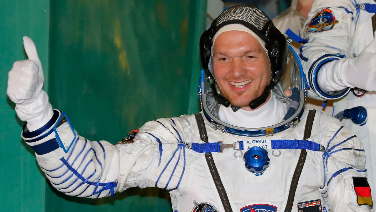 ARCHIV - 28.05.2014, Kasachstan, Baikonur: ESA-Astronaut Alexander Gerst gestikuliert vor dem Start zur Mission zur  ISS. (zu dpa: "«Astro-Alex» Superstar - ISS-Commander mit besonderer Mission" vom 05.06.2018) Foto: Dmitry Lovetsky / Pool/AP POOL/dpa +++ dpa-Bildfunk +++