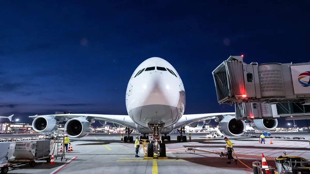 29.03.2020, Hessen, Frankfurt/Main: Ein Airbus A380 der Fluggesellschaft Lufthansa steht nach der Landung am Flughafen Frankfurt in seiner Parkposition. Es war die vorerst letzte Landung eines Lufthansa-Airbus A380 am Frankfurter Flughafen. Die Maschine war in Bangkok gestartet. Lufthansa legt die Superjumbos in der Coronakrise still. Ihre Zukunft ist ungewiss. Foto: Silas Stein/dpa +++ dpa-Bildfunk +++