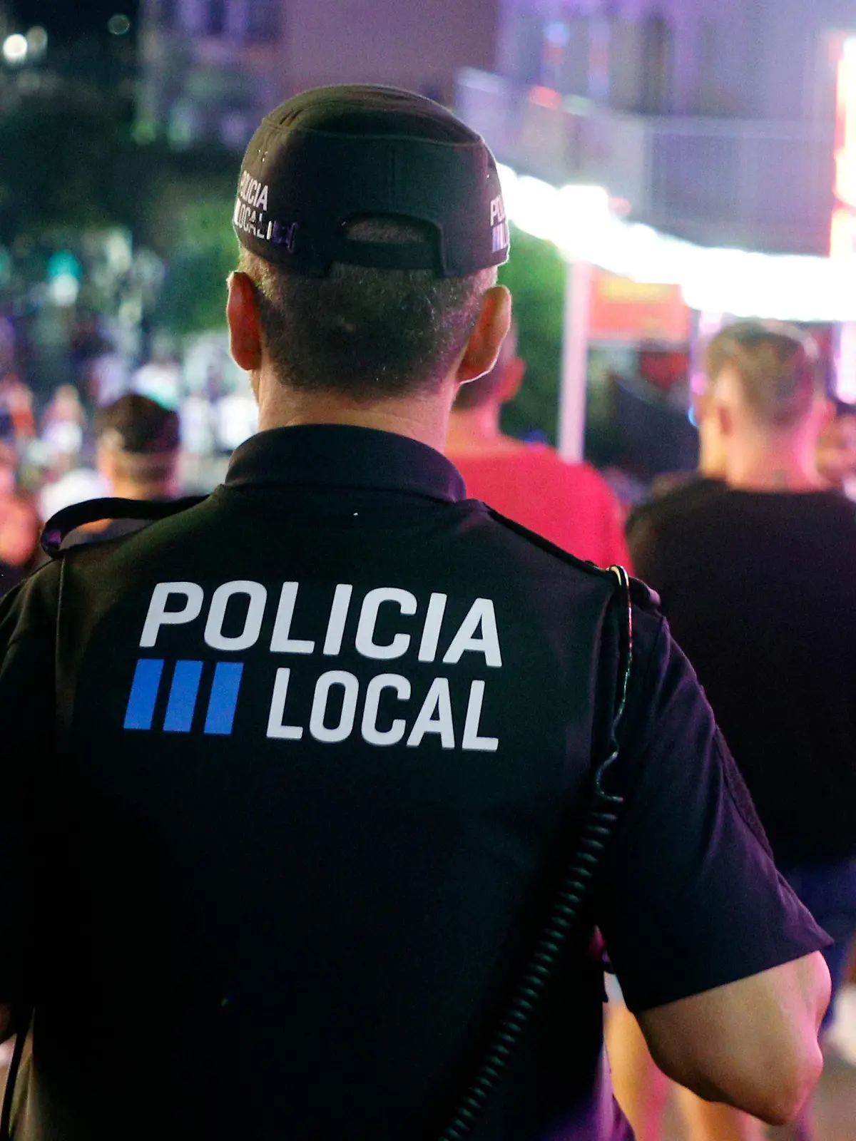 ARCHIV - 11.08.2018, Spanien, Calvia: Die lokale Polizei von Calvia patrouilliert in der Nacht auf den Straßen von Magaluf. (zu dpa "Deutsche Urlauber auf Mallorca der Gruppenvergewaltigung beschuldigt") Foto: Clara Margais/dpa +++ dpa-Bildfunk +++