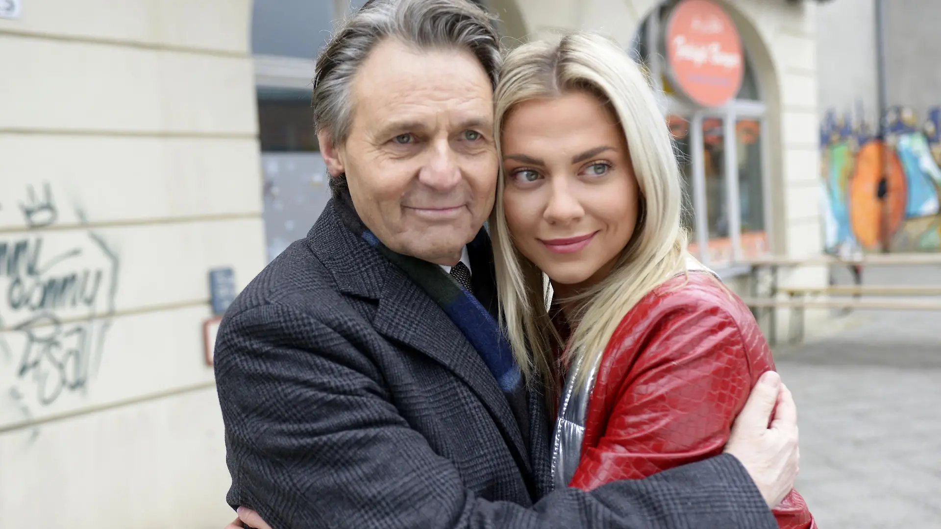 Gerner (Wolfgang Bahro) und Sunny Richter (Valentina Pahde) verabschieden sich schweren Herzens voneinander.
Die Verwendung des sendungsbezogenen Materials ist nur mit dem Hinweis und Verlinkung auf RTL+ gestattet.