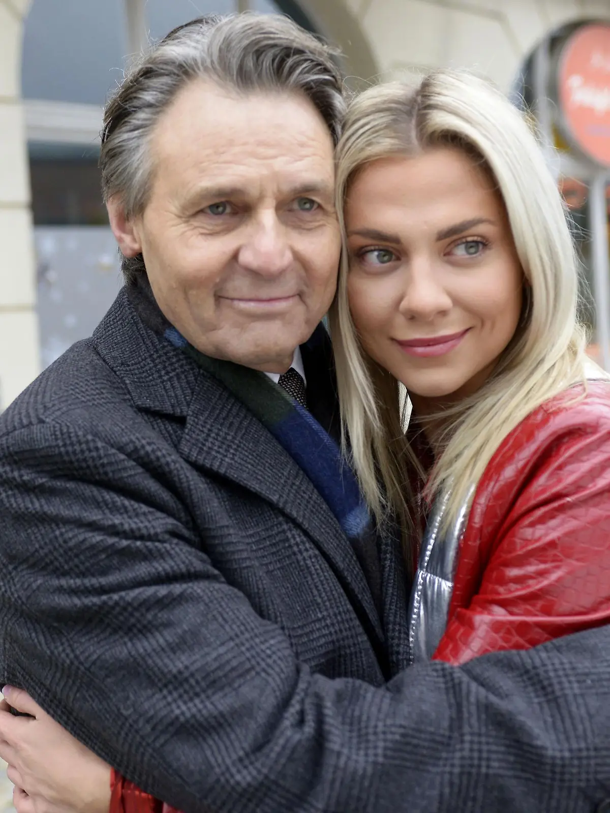 Gerner (Wolfgang Bahro) und Sunny Richter (Valentina Pahde) verabschieden sich schweren Herzens voneinander.

Die Verwendung des sendungsbezogenen Materials ist nur mit dem Hinweis und Verlinkung auf RTL+ gestattet.