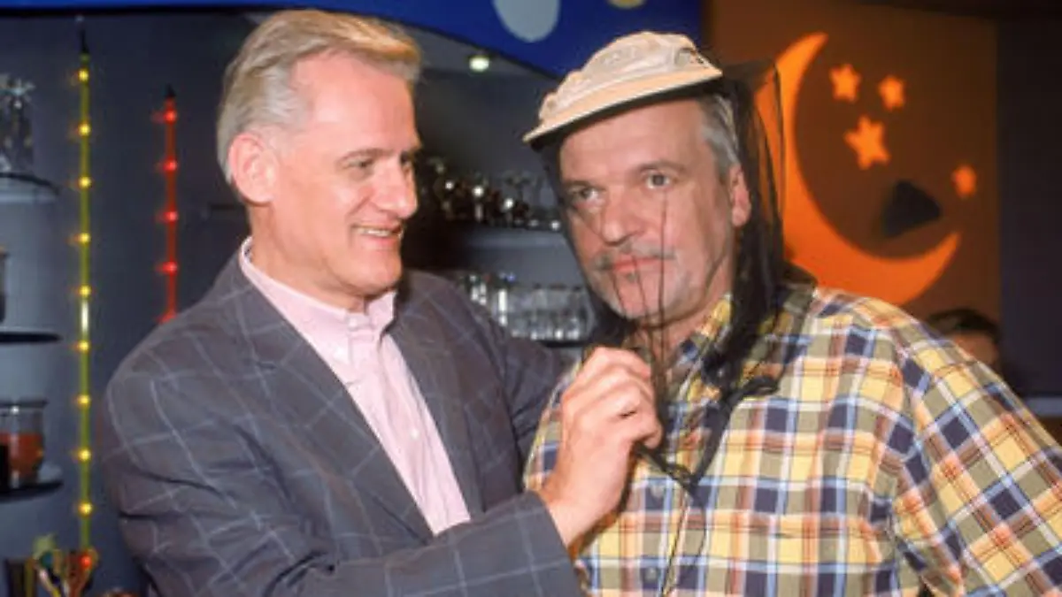 Folge 2293

Clemens (Frank-Thomas Mende, li.) gibt Daniel (Hans Christiani) die letzten Ratschläge für seinen Angelurlaub.

43c, 19.40 h, zehnte Staffel