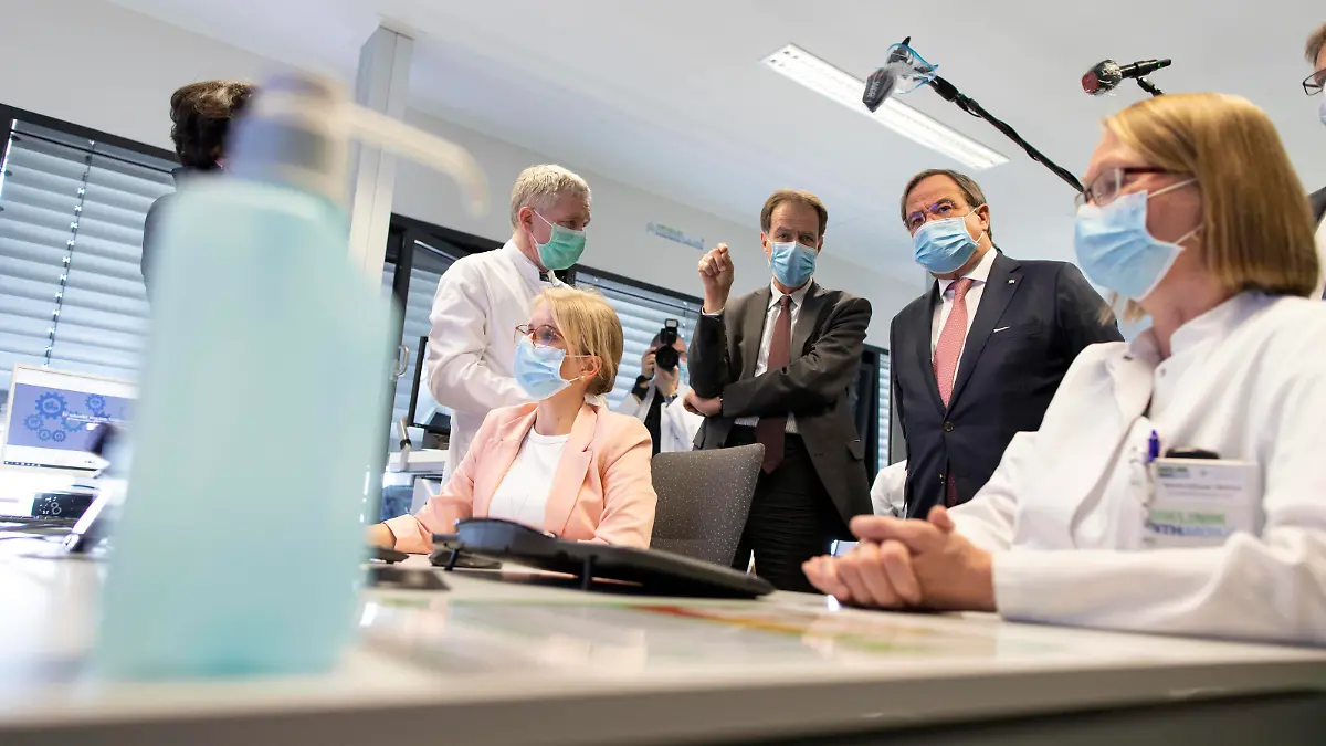 Prof. Gernot Marx und Armin Laschet Aachen, 30.03.2020: Startschuss für das Virtuelle Krankenhaus im Universitätsklinikum li., stehend, Leiter des Virtuelles Krankenhaus und re., stehend, Ministerpräsident Aachen Universitätsklinikum NRW Deutschland *** Prof Gernot Marx and Armin Laschet Aachen, 30 03 2020 Starting signal for the Virtual Hospital in the University Hospital left , standing, Head of the Virtual Hospital and right , standing, Prime Minister Aachen University Hospital NRW Germany 