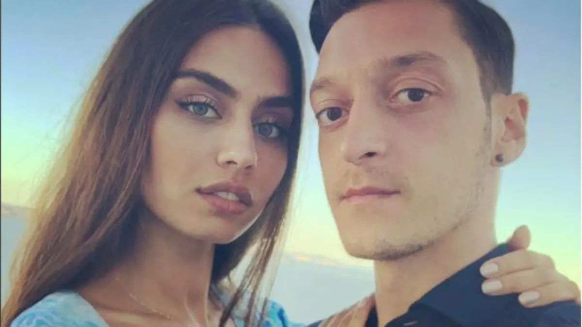 Mesut Özils Freundin Amine Gül?e stärkt dem Fußballer den Rücken.