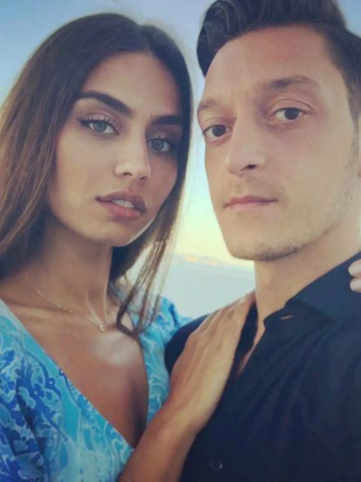 Mesut Özils Freundin Amine Gül?e stärkt dem Fußballer den Rücken.