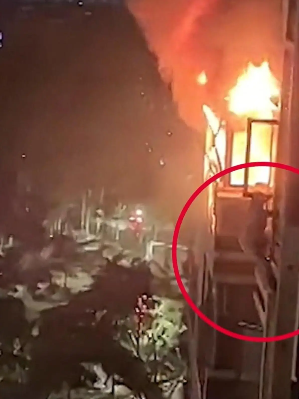 Flammen schießen aus der Wohnung einer Chinesin und machen vor nichts Halt. Die Frau sieht da nur noch eine Möglichkeit, um dem Inferno zu entkommen: Sie klettert aus dem Fenster und versucht sich mit aller Kraft an der Hauswand zu halten.