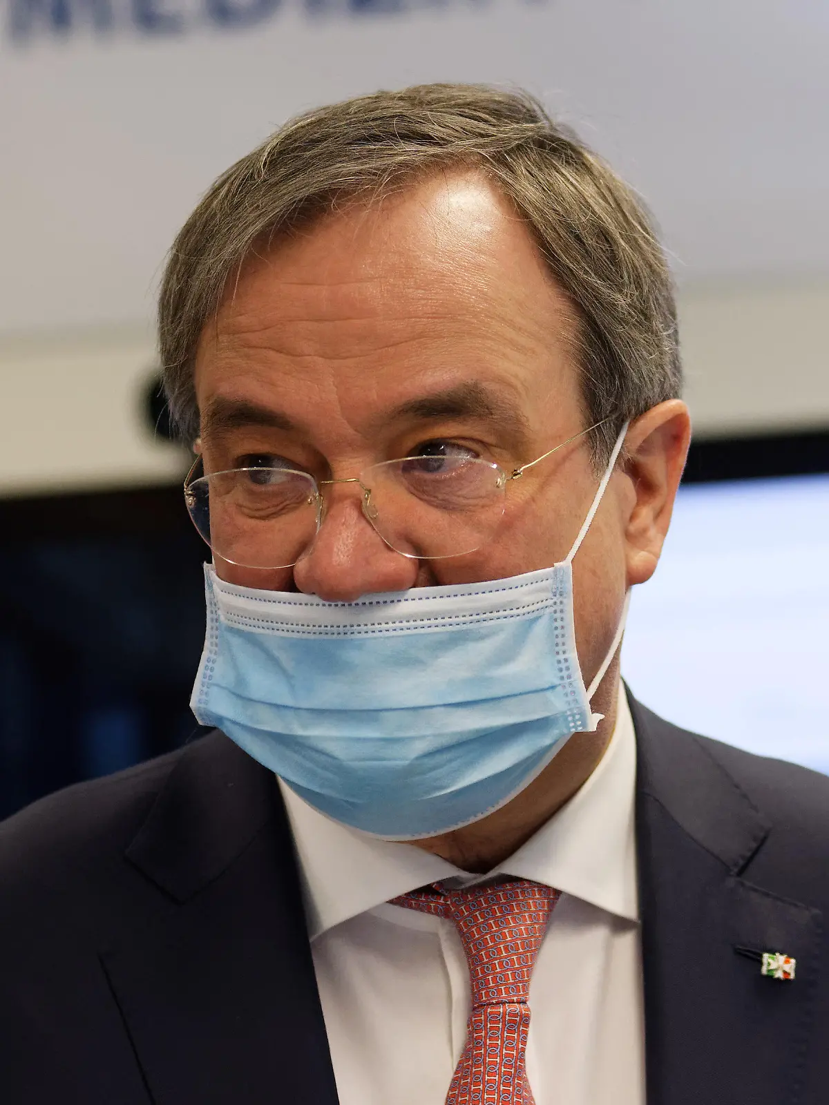 30.03.2020, Nordrhein-Westfalen, Aachen: Armin Laschet (CDU, r), Ministerpräsident von Nordrhein-Westfalen, der aufgrund der Corona-Pandemie eine Mundschutzmaske trägt, verfolgt bei einem Pressetermin zum Start des Virtuellen Krankenhauses an der Uniklinik RWTH Aachen eine Behandlung in einem angeschlossenem Krankenhaus. Foto: Henning Kaiser/dpa +++ dpa-Bildfunk +++