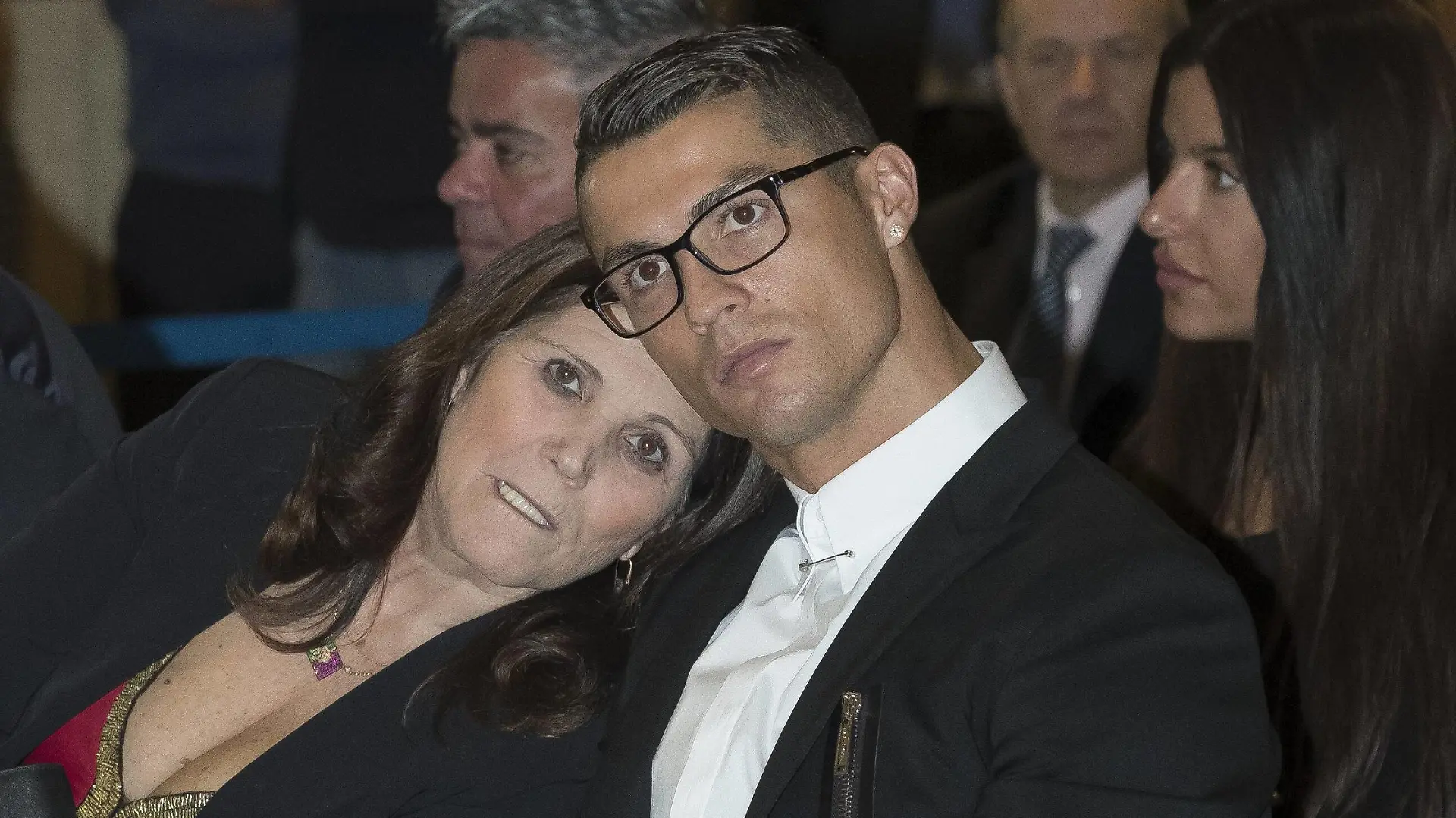  November 7, 2016 - Madrid, Spain - Real Madrid s Portuguese forward Cristiano Ronaldo, and mother Maria Dolores dos Santos Aveiro during the official presentation of Ronaldo s contract renewal, in the presidential box at the Santiago Bernabeu stadium in Madrid on November 7, 2016. Cristiano Ronaldo Signs New Contract at Real Madrid PUBLICATIONxINxGERxSUIxAUTxONLY - ZUMAn230 20161107zaan230061
