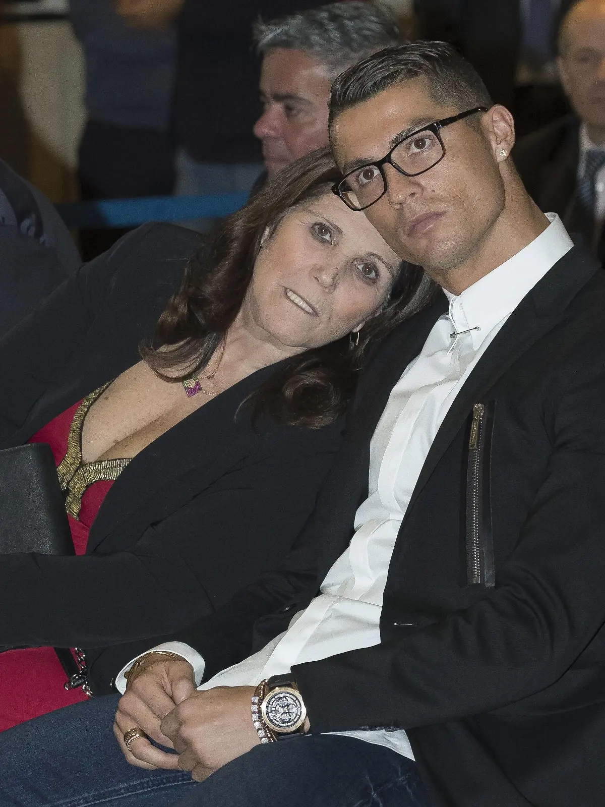  November 7, 2016 - Madrid, Spain - Real Madrid s Portuguese forward Cristiano Ronaldo, and mother Maria Dolores dos Santos Aveiro during the official presentation of Ronaldo s contract renewal, in the presidential box at the Santiago Bernabeu stadium in Madrid on November 7, 2016. Cristiano Ronaldo Signs New Contract at Real Madrid PUBLICATIONxINxGERxSUIxAUTxONLY - ZUMAn230 20161107zaan230061