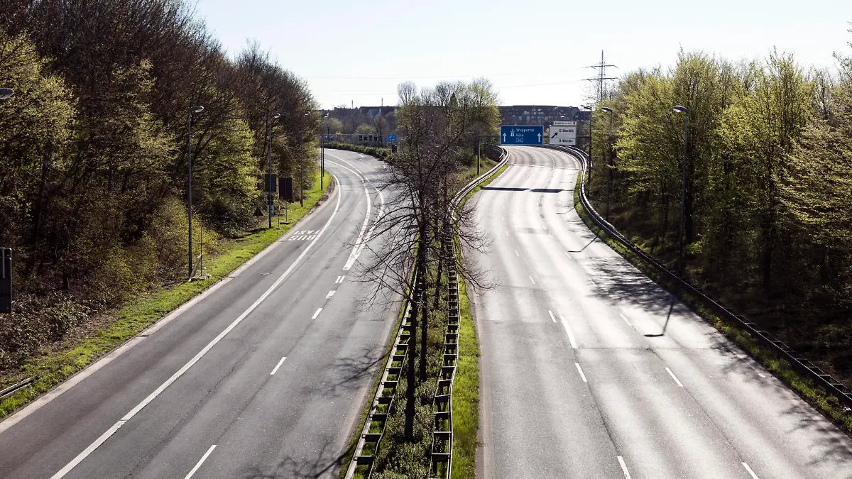  Maßnahmen aufgrund Coronavirus Pandemie, leere Straßen am Zubringer zur A46 *** Coronavirus pandemic measures, empty roads at the A46 feeder road