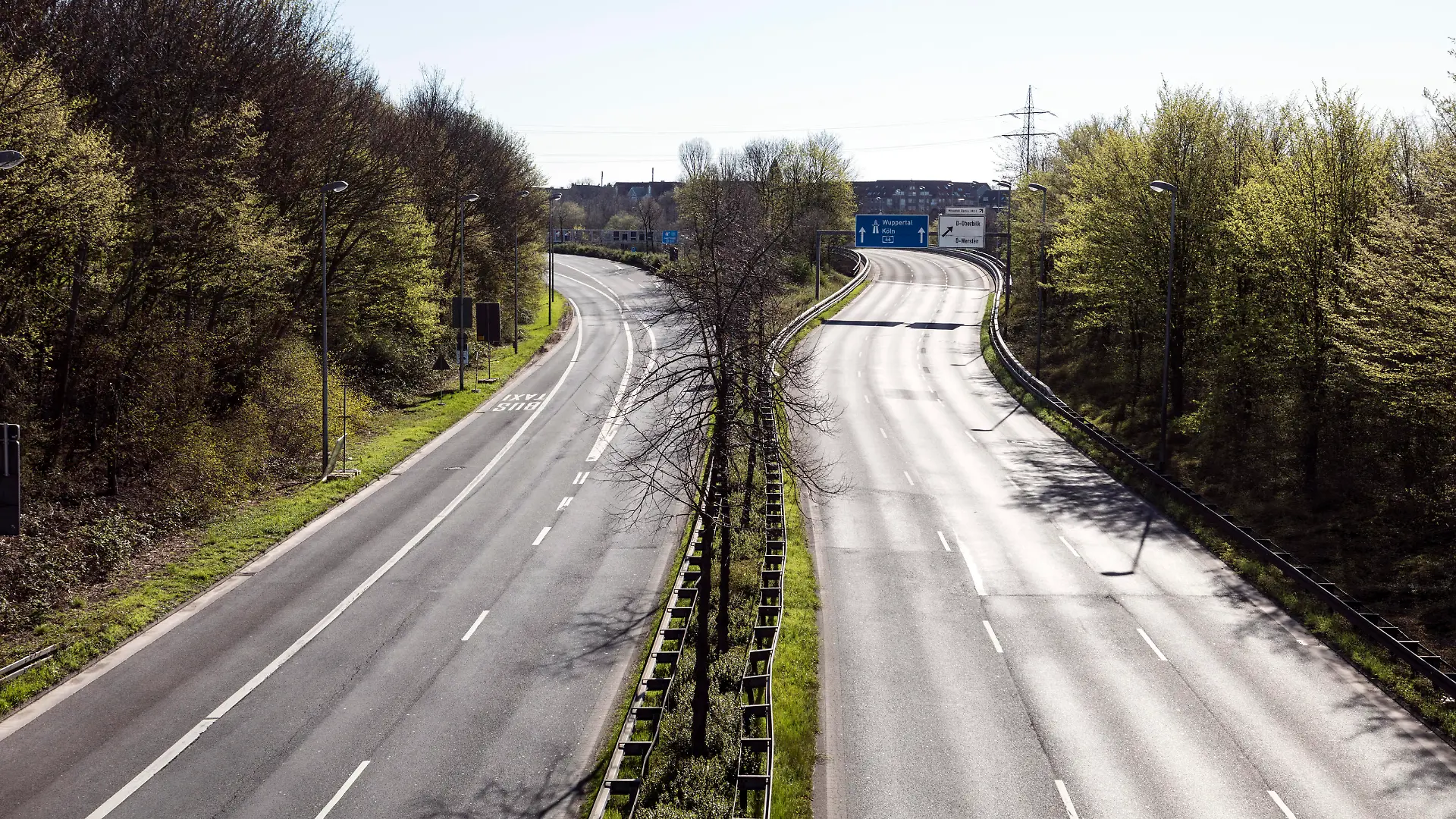 Maßnahmen aufgrund Coronavirus Pandemie, leere Straßen am Zubringer zur A46 *** Coronavirus pandemic measures, empty roads at the A46 feeder road