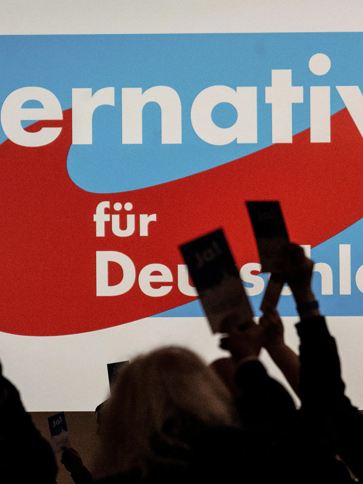 25.02.2023, Hessen, Melsungen: Delegierte halten beim Landesparteitag AfD Hessen ihren Stimmzettel. Die hessische AfD diskutiert an diesem Wochenende ihr Programm zur Landtagswahl am 08.10.2023. Foto: Swen Pförtner/dpa +++ dpa-Bildfunk +++