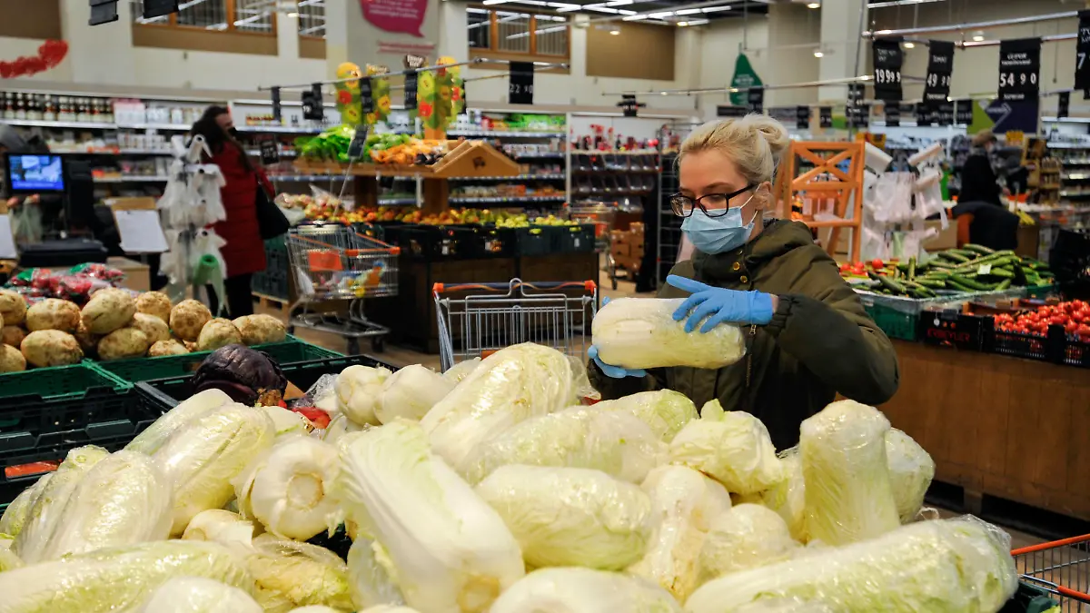 March 24, 2020, Kiev, Ukraine: A woman wearing a protective mask as a precaution against Coronavirus, buying vegetables in a supermarket..97 cases of COVID-19 infection in Ukraine have been reported by Ministry of Health Ukraine. Kiev Ukraine - ZUMAs197 20200324zaas197120 Copyright: xSergeixChuzavkovx