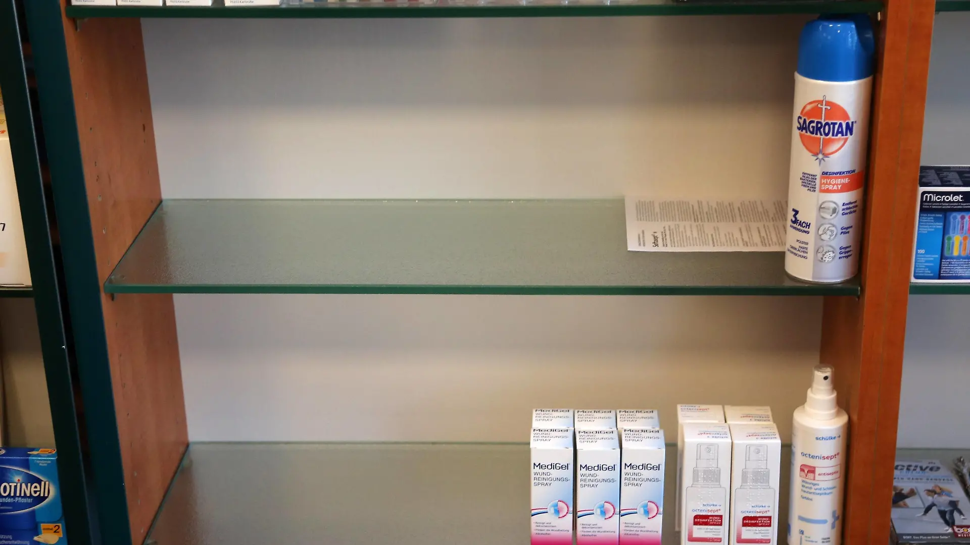 Corona 28.02.2020 , Erfurt, Apotheke, Desinfektionsmittel/ Händedesinfektion und Flächendesinfektion ist weitestgehend vergriffen und nicht nachbestellbar, die Kunden stehen vor leeren Regalen *** Corona 28 02 2020 , Erfurt, pharmacy, disinfectant hand disinfection and surface disinfection is largely out of stock and cannot be reordered, customers are standing in front of empty shelves
